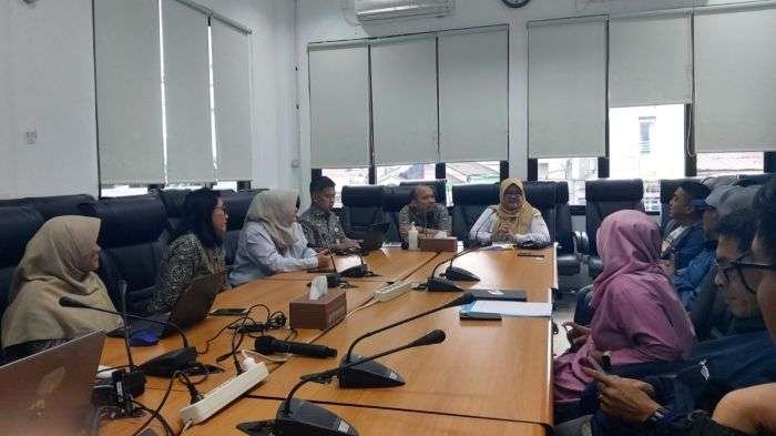 Kepala Cabang BPJS Kesehatan Balikpapan, Aidy Ilmy bersama Kadinkes Dra. Alwiati, Apt. saat konferensi pers Program JKN selama libur Lebaran 2025. Foto: BorneoFlash/Ardian