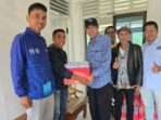 Ketua PWI Balikpapan, Debi menyerahkan paket lebaran di Kantor PWI Balikpapan, pada Kamis (20/3/2025). Foto: BorneoFlash/Niken Sulastri
