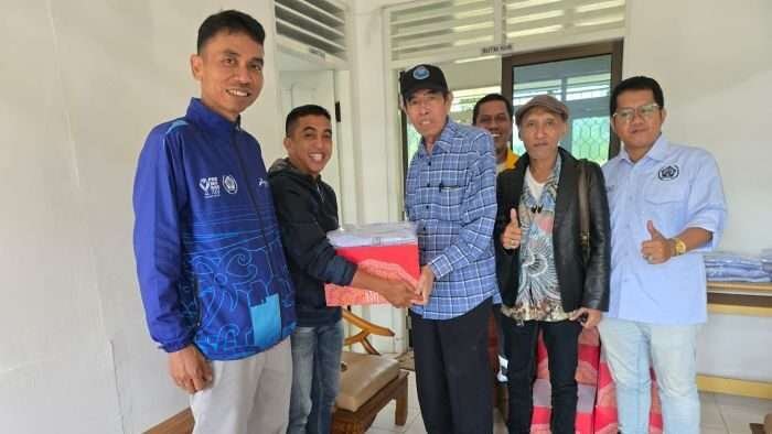 Ketua PWI Balikpapan, Debi menyerahkan paket lebaran di Kantor PWI Balikpapan, pada Kamis (20/3/2025). Foto: BorneoFlash/Niken Sulastri