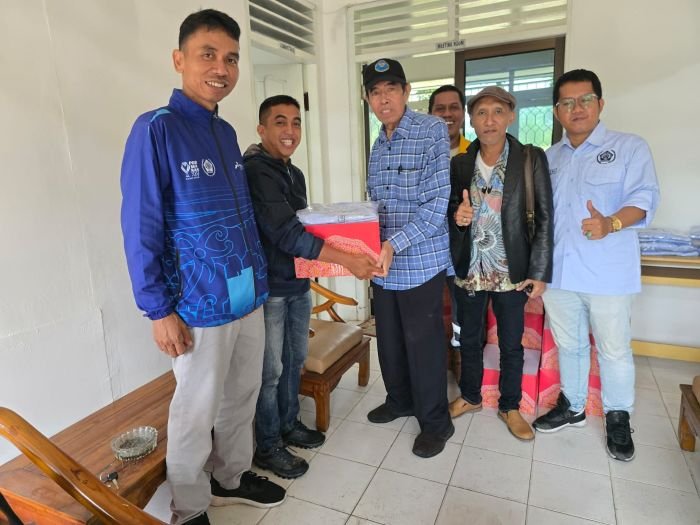 PWI Balikpapan Bagikan Paket Lebaran, Debi: Bentuk Perhatian dan Apresiasi Kepada Anggota