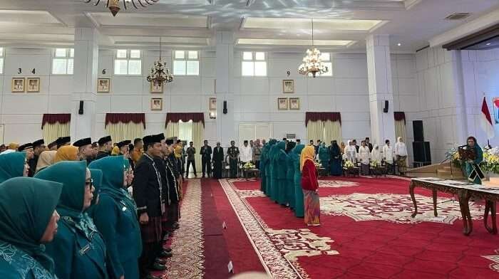 Ketua TP PKK Kaltim, Sarifah Suraidah saat melantik TP PKK Kab/Kota Se kaltim. Foto: BorneoFlash/Nur Ainunnisa