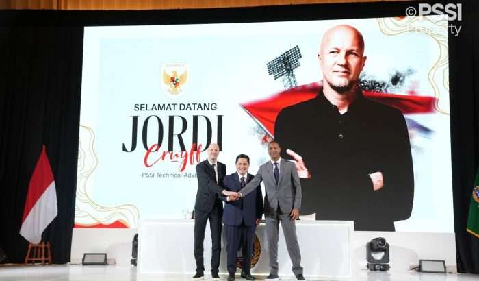 Ketua Umum PSSI Erick Thohir, Pelatih Timnas Indonesia Patrick Kluivert serta Jordi Cruyff diperkenalkan sebagai Technical Advisor kepada publik di Hotel Mulia, Jakarta pada Selasa (11/3/2025). Foto: HO/pssi.org
