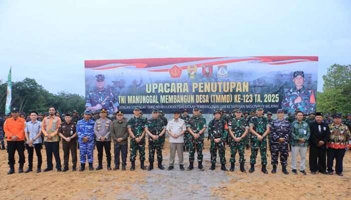 Kodam VI/Mulawarman secara resmi menutup program TNI Manunggal Membangun Desa (TMMD) ke-123 Tahun 2025 dalam sebuah upacara di Lapangan PT. Borneo Intan Perkasa, Balikpapan Timur, pada Kamis (20/03/2025). Foto: HO/Pendam VI/Mlw
