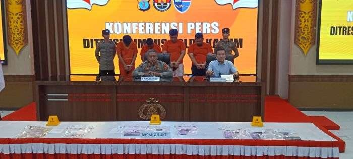 Konferensi Pers Pengungkapan sindikat peretas akun media sosial Instagram yang meresahkan masyarakat di Gedung Mahakam Polda Kaltim, pada Selasa (4/3/2025). Foto: BorneoFlash/Agung Putra