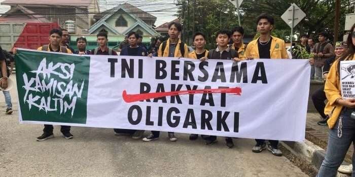 Mahasiswa saat melakukan aksi di depan DPRD Kaltim. Foto: BorneoFlash/Nur Ainunnisa