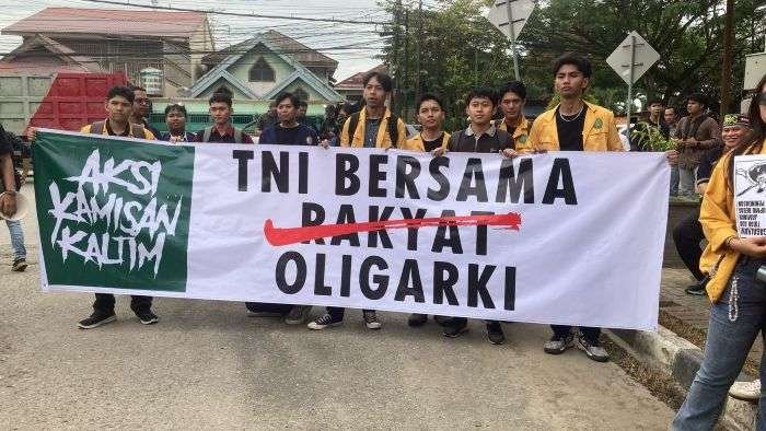 Mahasiswa saat melakukan aksi di depan DPRD Kaltim. Foto: BorneoFlash/Nur Ainunnisa