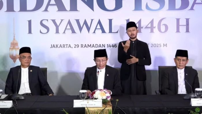 Menteri Agama RI, Nasaruddin Umar (tengah) memimpin Sidang Isbat penetapan Hari Raya Idul Fitri 1 Syawal 1446 Hijriah di Auditorium HM Rasjidi, Kantor Kementerian Agama, Jalan MH Thamrin, Jakarta Pusat, pada Sabtu (29/3/2025). Foto: Tangkapan layar Youtube Kemenag RI