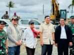 Menteri Pertanian Andi Amran Sulaiman (ketiga dari kanan) dan Menteri Keuangan Sri Mulyani (keempat dari kiri) meninjau proyek food estate di Wanam, Merauke, Kamis, 27 Februari 2025. Dok. Kementerian Pertanian.