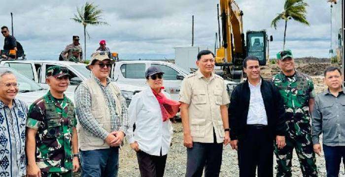 Menteri Pertanian Andi Amran Sulaiman (ketiga dari kanan) dan Menteri Keuangan Sri Mulyani (keempat dari kiri) meninjau proyek food estate di Wanam, Merauke, Kamis, 27 Februari 2025. Dok. Kementerian Pertanian.