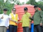 PTMB memberikan bantuan tandon air dan drum di RT 087, Jalan Telindung, Kecamatan Balikpapan Utara, pada Rabu (12/3/2025). Foto: HO/PTMB