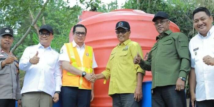PTMB memberikan bantuan tandon air dan drum di RT 087, Jalan Telindung, Kecamatan Balikpapan Utara, pada Rabu (12/3/2025). Foto: HO/PTMB