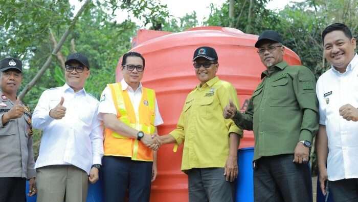 PTMB memberikan bantuan tandon air dan drum di RT 087, Jalan Telindung, Kecamatan Balikpapan Utara, pada Rabu (12/3/2025). Foto: HO/PTMB