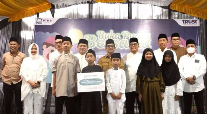 PTMB saat memberikan bantuan kepada ratusan anak yatim piatu saat buka puasa bersama di Halaman Kantor PTMB, pada hari Senin (10/3/2025). Foto: BorneoFlash/Niken Sulastri