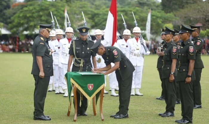 Pangdam VI/Mulawarman Mayjen TNI Rudy Rachmat Nugraha, S.I.P., M.Sc., memimpin langsung upacara yang menandai perubahan status para prajurit siswa menjadi Bintara dengan pangkat Sersan Dua, pada Kamis (27/03/2025). Foto: HO/Pendam VI/Mlw