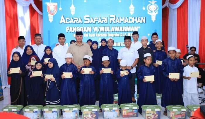 Pangdam VI/Mulawarman, Mayjen TNI Rudy Rachmat Nugraha, S.I.P., M.Sc., melaksanakan Safari Ramadan 1446 H bersama Prajurit Deninteldam Serta Penyerahan tali asih dan bingkisan kepada anak-anak Panti Asuhan Tawaqal Klandasan Ulu di Mako Deninteldam VI/Mulawarman, Balikpapan, Selasa (11/03/2025). Foto: HO/Pendam VI/Mlw