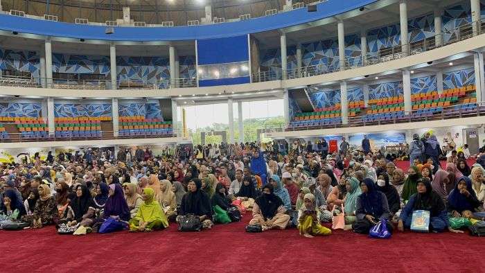 Penyerahan bantuan kepada para mustahik, di Balikpapan Sport and Convention Center (BSCC)/DOME, pada Senin (10/3/2025). Foto: BorneoFlash/Niken Sulastri