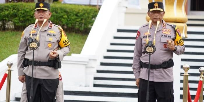 Pergantian kepemimpinan Kapolda Kaltim dari Irjen Pol Drs. Nanang Avianto, M.Si kepada Brigjen Pol Endar Priantoro, S.H., S.I.K., C.F.E., M.Si. Foto: HO/Humas Polda Kaltim