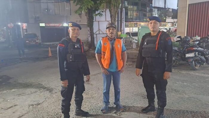 Personel Brimob Polda Terus meningkatkan intensitas pengawasan malam guna memastikan keamanan para pemudik dan menjaga kondusivitas wilayah selama masa liburan. Foto: HO/Humas Polda Kaltim