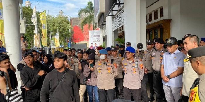 Personel Polresta Balikpapan Kawal Ketat Aksi unjuk rasa yang digelar oleh Balikpapan Bergerak (BARAK) di depan Kantor DPRD Kota Balikpapan, pada Selasa (25/3/2025). Foto: BorneoFlash/Agung Putra