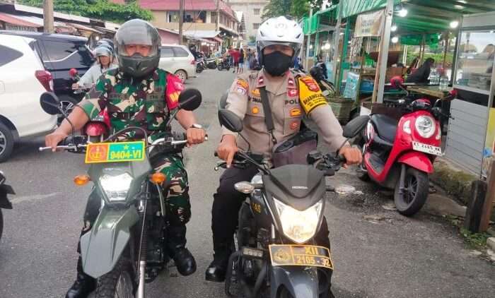 Personel TNI dan Polri aktif menggelar berbagai kegiatan untuk memastikan ketertiban di lingkungan warga. Foto: BorneoFlash/Ist