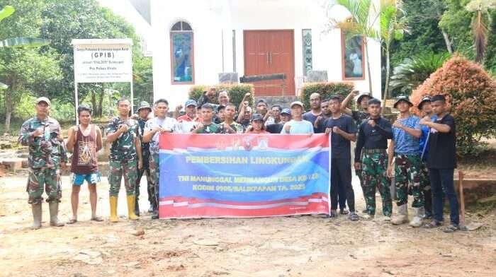 Personil Satgas TMMD 123 Kodim 0905/Balikpapan, melaksanakan pembersihan terhadap sarana tempat ibadah Gereja GPIB jemaat Lamaru Jalan Traktor 6 Kelurahan  Lamaru RT 08 Kecamatan Balikpapan Timur, pada hari Senin (24/2/2025). Foto: BorneoFlash/IST