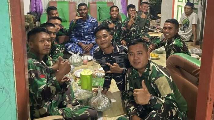 Personil Satgas TNI Manunggal Membangun Desa (TMMD) 123 Kodim 0905/Balikpapan dengan masyarakat Kelurahan Teritip Kecamatan Balikpapan Timur saat melakukan sahur bersama, pada hari Minggu (16/3/2025). Foto: BorneoFlash/Ist