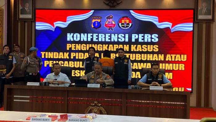 Polda Kaltim Gelar Konferensi pers Kasus pencabulan terhadap anak di bawah umur yang digelar di Gedung Mahakam Polda Kaltim, pada Selasa (11/3/2025). Foto: BorneoFlash/Agung Putra
