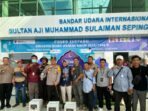 Polda Kaltim Serahkan tali asih kepada awak media yang bertugas di Bandara Internasional Sultan Aji Muhammad Sulaiman (SAMS) Sepinggan dan Pelabuhan Semayang Balikpapan, Kamis (27/3/2025). Foto: BorneoFlash/Agung Putra  