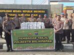 Polresta Balikpapan turut hadir di tengah masyarakat dengan menggelar kegiatan Berbagi Takjil Rutin. Foto: HO/Humas Polresta Balikpapan