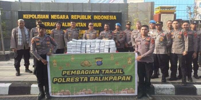 Polresta Balikpapan turut hadir di tengah masyarakat dengan menggelar kegiatan Berbagi Takjil Rutin. Foto: HO/Humas Polresta Balikpapan