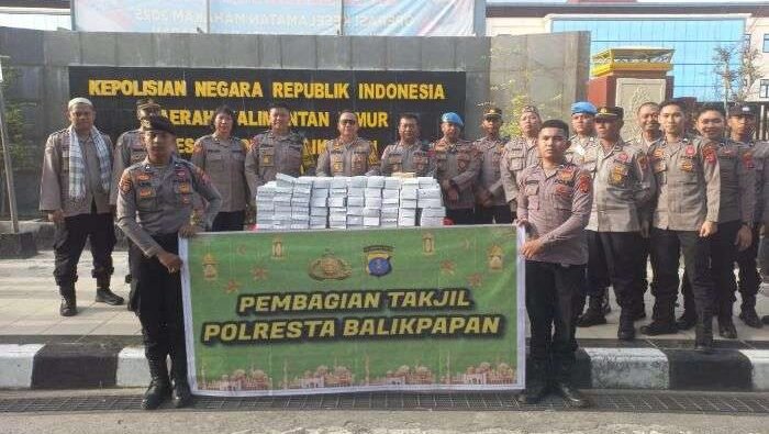 Polresta Balikpapan turut hadir di tengah masyarakat dengan menggelar kegiatan Berbagi Takjil Rutin. Foto: HO/Humas Polresta Balikpapan