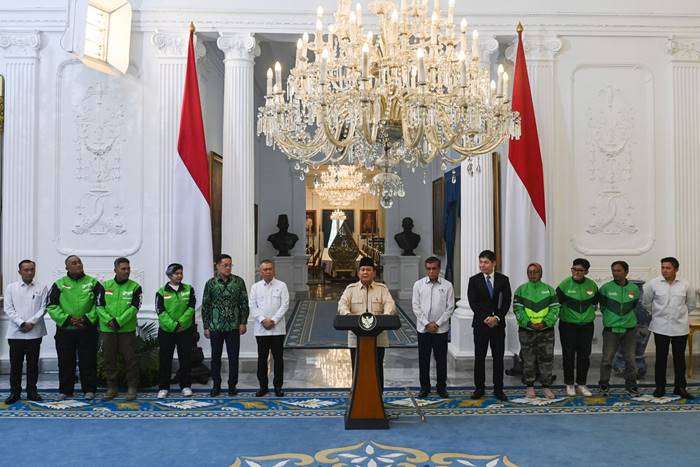Presiden Prabowo Subianto (tengah) didampingi Mensesneg Prasetyo Hadi (kiri), Menhub Dudy Purwagandhi (keenam kiri), Menaker Yussierli (keenam kanan), Seskab Teddy Indra Wijaya (kanan), CEO Gojek Patrick Walujo (kelima kiri) dan CEO Grab Anthony Tan (kelima kanan) serta perwakilan pengemudi ojek daring menyampaikan keterangan terkait pemberian tunjangan hari raya (THR) di Istana Merdeka, Jakarta, Senin (10/3/2025). Presiden Prabowo mengumumkan pengemudi ojek daring bakal mendapatkan bonus THR Idul Fitri 1446 H yang besarannya masih dibahas oleh kementerian dan pihak terkait. FOTO: ANTARA/Aditya Pradana Putra