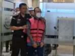 RIVA SIAHAAN DITAHAN - Direktur Utama PT Pertamina Patra Niaga Riva Siahaan (tengah) berjalan memasuki mobil tahanan usai ditetapkan sebagai tersangka kasus dugaan korupsi