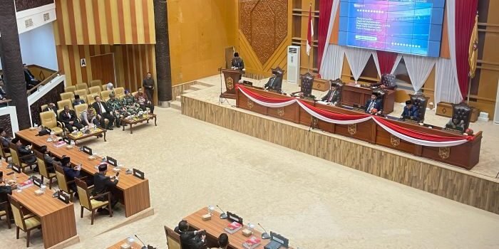 Wali Kota Samarinda, Andi Harun Saat paparkan LKPJ 2024 dalam Rapat Paripurna DPRD Kota Samarinda pada Rabu (26/3/2025) malam. Foto: BorneoFlash/Nur Ainunnisa