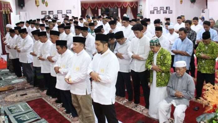 Safari Ramadan 1446 Hijriah Pemkot Balikpapan dilanjutkan sholat tarawih berjamaah yang dipimpin oleh KH. Jailani Mawardi, pada Selasa (4/3/2025). Foto: BorneoFlash/Niken Sulastri