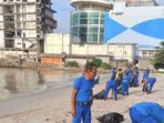Sat Polairud Polresta Balikpapan menggelar aksi peduli lingkungan dengan membersihkan sampah di kawasan Pantai Semayang-Melawai, Balikpapan. Foto: HO/Humas Polresta Balikpapan