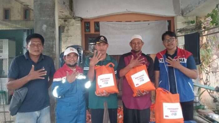 Sebagai bentuk kepedulian sosial bagi warga yang terdampak banjir di Kelurahan Lawe-lawe PT KPI Unit Balikpapan menyerahkan bantuan paket sembako, pada Minggu (9/3/2025). Foto: HO/KPI Unit Balikpapan