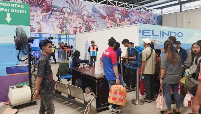 Suasana Arus Mudik di Pelabuhan Samarinda, pada Rabu (26/3/2025). Foto: BorneoFlash/Nur Ainunnisa
