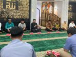 Suasana Buka Bersama Pemkot bersama dengan awak media di Musala Ar Raudah, Balai Kota pada Kamis (27/3/2025). Foto: BorneoFlash/Nur Ainunnisa