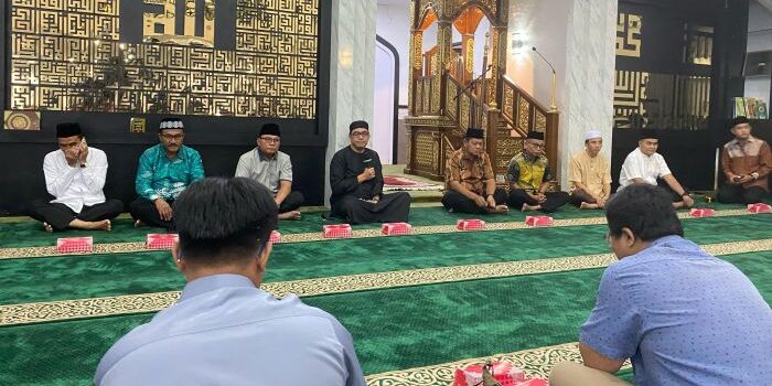 Suasana Buka Bersama Pemkot bersama dengan awak media di Musala Ar Raudah, Balai Kota pada Kamis (27/3/2025). Foto: BorneoFlash/Nur Ainunnisa