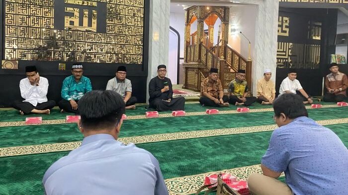 Suasana Buka Bersama Pemkot bersama dengan awak media di Musala Ar Raudah, Balai Kota pada Kamis (27/3/2025). Foto: BorneoFlash/Nur Ainunnisa