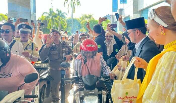 Suasana saat membagikan takjil di halaman Kantor Gubernur Kaltim, pada Jumat (14/3/2025). Foto: BorneoFlash/Nur Ainunnisa
