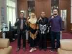 Syarkawi, Elviyani, dan Amsar sebagai perwakilan mediator Non Hakim Pengadilan Agama (PA) Samarinda saat melakukan kunjungan silaturahmi ke Pengadilan Tinggi Agama Samarinda yang diterima langsung oleh Ketua Pengadilan Tinggi Agama, H. Helminizami, S.H., M.H., pada Kamis (20/3/2025). Foto: BorneoFlash/IST