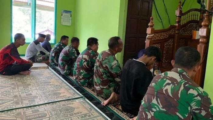TMMD ke 123 Kodim 0905/Balikpapan, melaksanakan kegiatan ibadah salat ashar secara berjamaah, di Masjid Nurul Falah jalan Traktor 6 RT 8 Kelurahan Lamaru Kecamatan Balikpapan Timur Kota Balikpapan, pada hari Senin (17/3/2025). Foto: BorneoFlash/IST