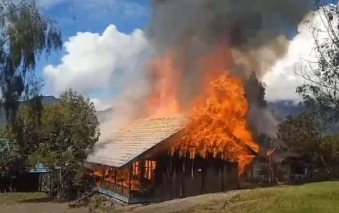 TPNPB OPM membakar bangunan sekolah di Kampung Borban, Distrik Okbap, Kabupaten Pegunungan Bintang, Jumat, 12 Juli 2024. Foto: Juru Bicara KOMNAS TPNPB Sebby Sambom.