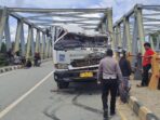 Truk bermuatan pupuk cair mengalami kecelakaan tunggal di KM 13, Jalan Akses TPK Kariangau, Balikpapan Barat, pada Senin (24/3/2025). Foto: BorneoFlash/IST