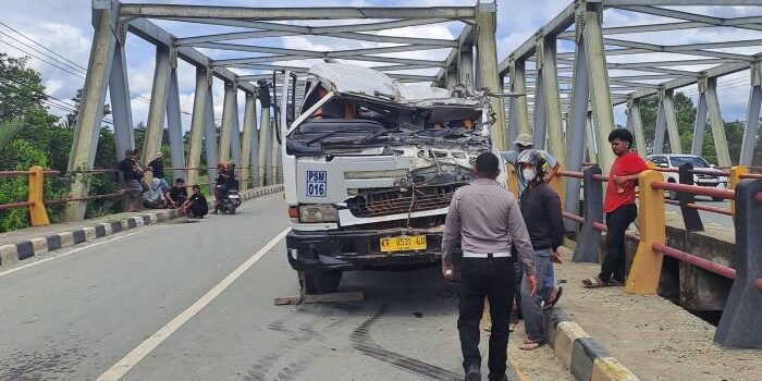 Truk bermuatan pupuk cair mengalami kecelakaan tunggal di KM 13, Jalan Akses TPK Kariangau, Balikpapan Barat, pada Senin (24/3/2025). Foto: BorneoFlash/IST