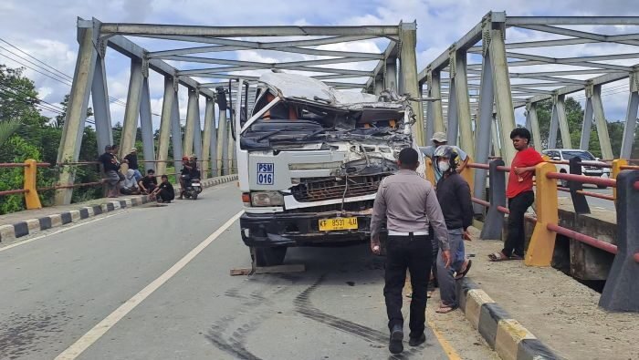 Truk bermuatan pupuk cair mengalami kecelakaan tunggal di KM 13, Jalan Akses TPK Kariangau, Balikpapan Barat, pada Senin (24/3/2025). Foto: BorneoFlash/IST