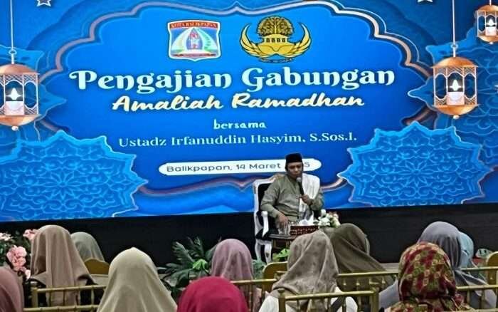 Ustadz Irfanuddin Hasyim saat memberikan tausiah pada pengajian gabungan amaliah Ramadan 1446 hijriah, di Auditorium Balai Kota Balikpapan, pada Jumat (14/3/2025). Foto: BorneoFlash/Niken Sulastri