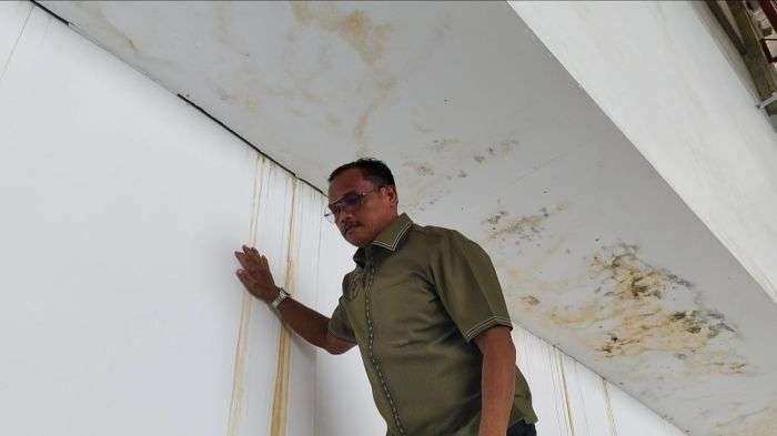 Wakil Ketua Komisi III DPRD Kota Balikpapan, Halili Adinegara saat melakukan peninjauan ke gedung baru DPRD Balikpapan, pada hari Rabu (19/3/2025). Foto: BorneoFlash/Ardian